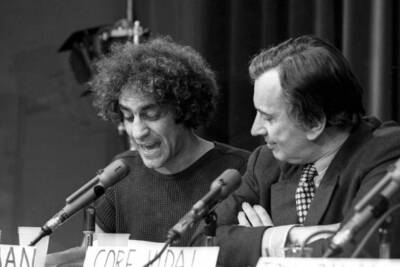 Activist Abbie Hoffman And Writer Gore Vidal 1972 OLD PHOTO 3