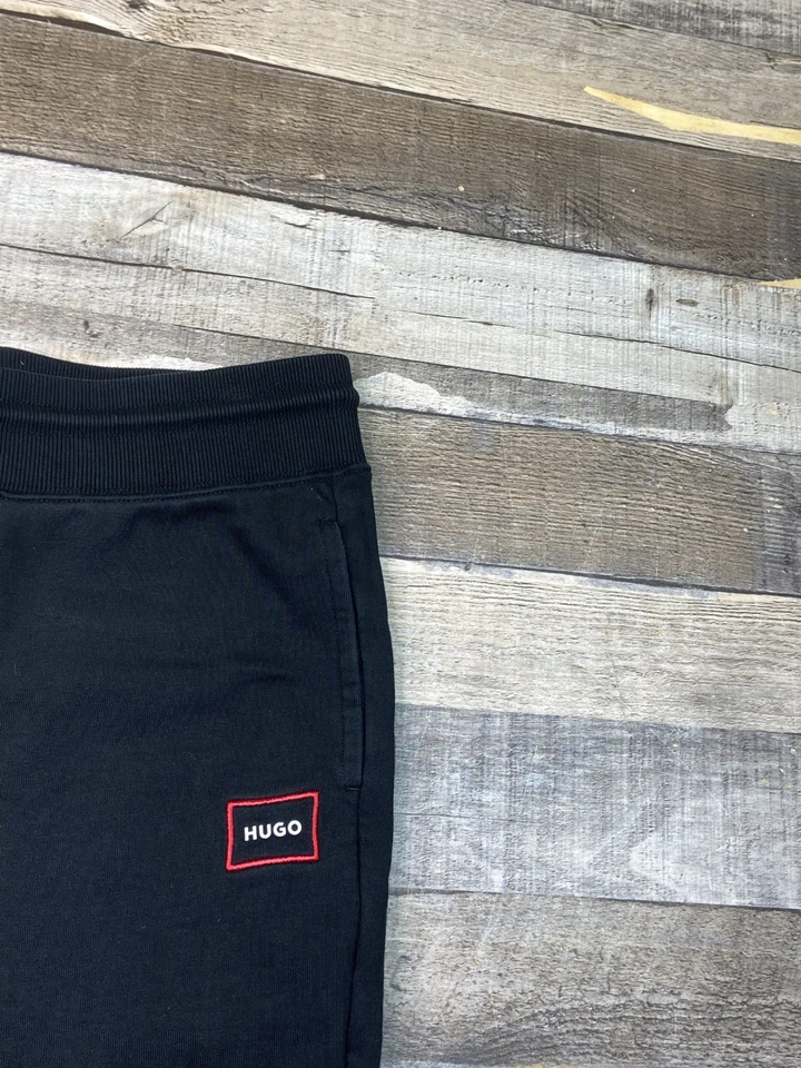 Pantalones deportivos Hugo Boss para hombre M negros con logotipo bordado pierna cónica -- longitud corta Foto 2 de 4