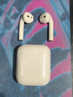 Apple AirPods (1st Generation) In-Ear Headsets with Charging Case Tested Working