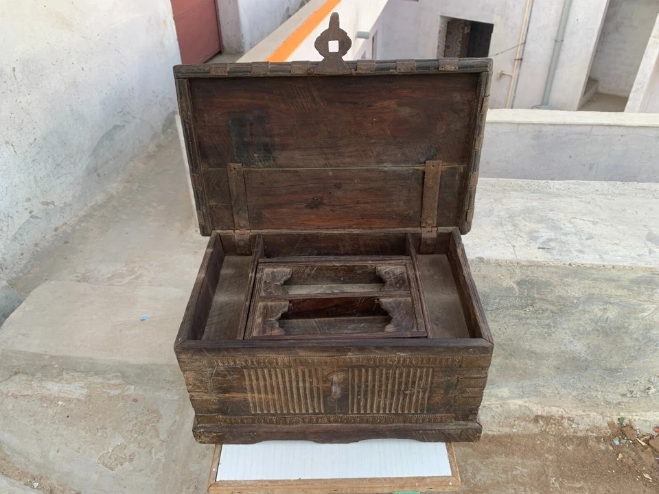 Caixa de armazenamento de dinheiro antiga indiana artesanal de madeira comerciante com trava - Imagem 2 de 4