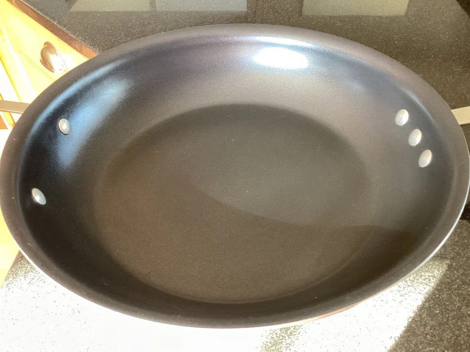 "Wok de aluminio antiadherente Farberware 14"" aprobado por NSF en muy buen estado costaba $40 ahora $20" Foto 4 de 4