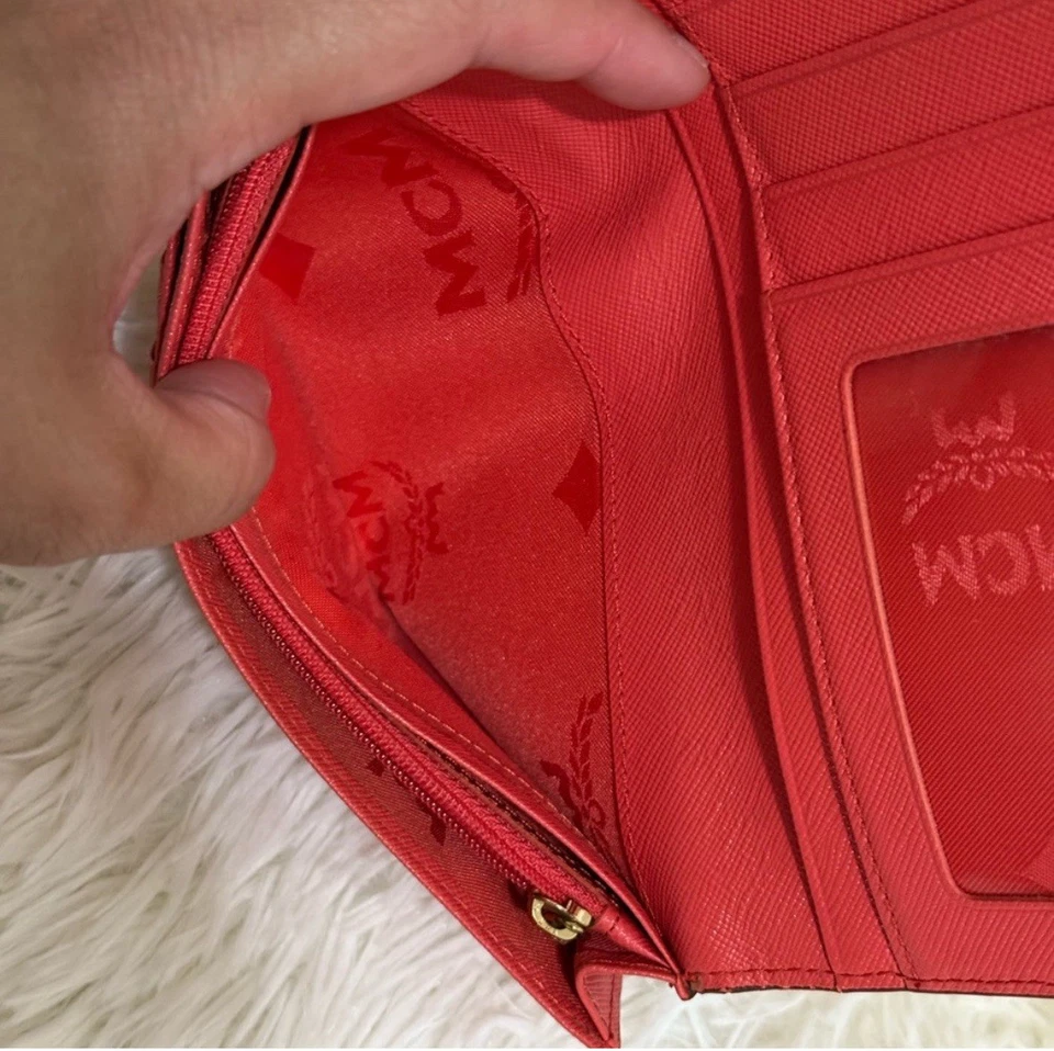 CARTERA MCM ROJA USADA Foto 4 de 4