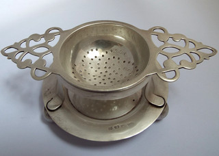 LOVELY ENGLISH ANTIQUE 1919 SOLID STERLING SILVER TEA STRAINER & ORIG DRIP STAND