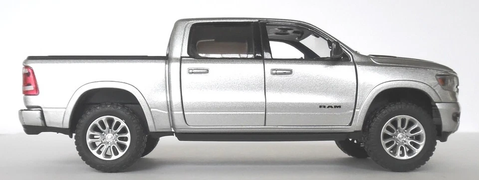 银色 2019 道奇 Ram 1500 Crew 驾驶室皮卡车电机最大 1/27 全新 — 第 3/4 张图片