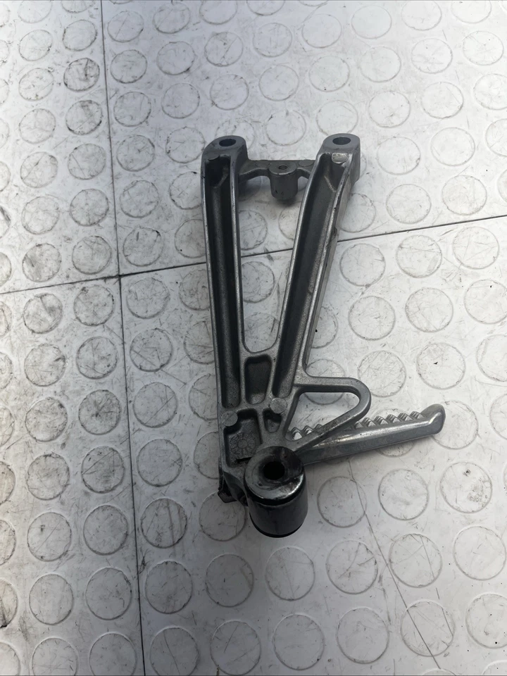 Honda CBR600 1999 F4 CBR 600 F4 reposapiés de pasajero trasero izquierdo OEM Foto 4 de 4