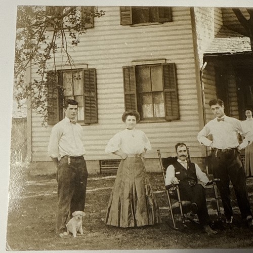 Weißer Welpe Hund 1910 viktorianische Familie Bauernhaus RPPC Echtfoto Postkarte - Bild 2 von 12