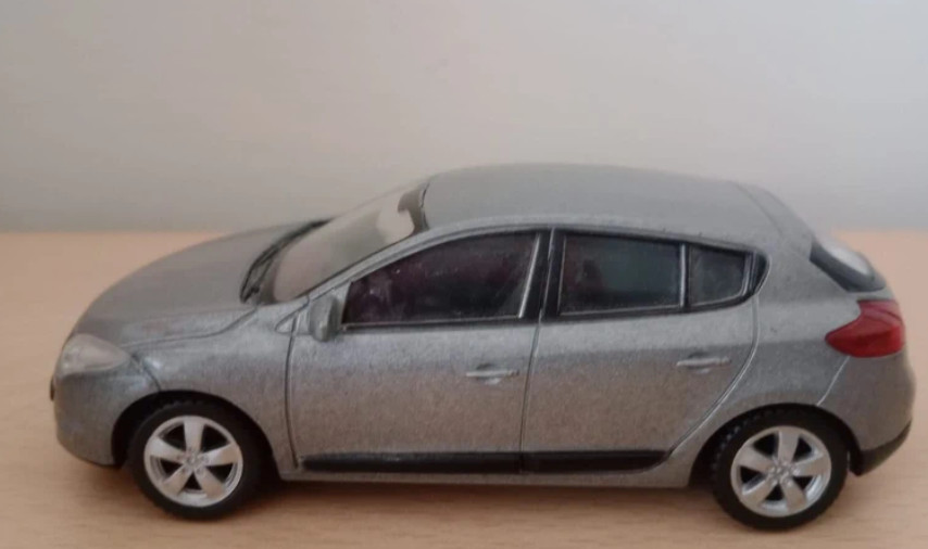 Modellino Renault Megane 2009 Grigio Metallizato 1:43 Welly Die-Cast