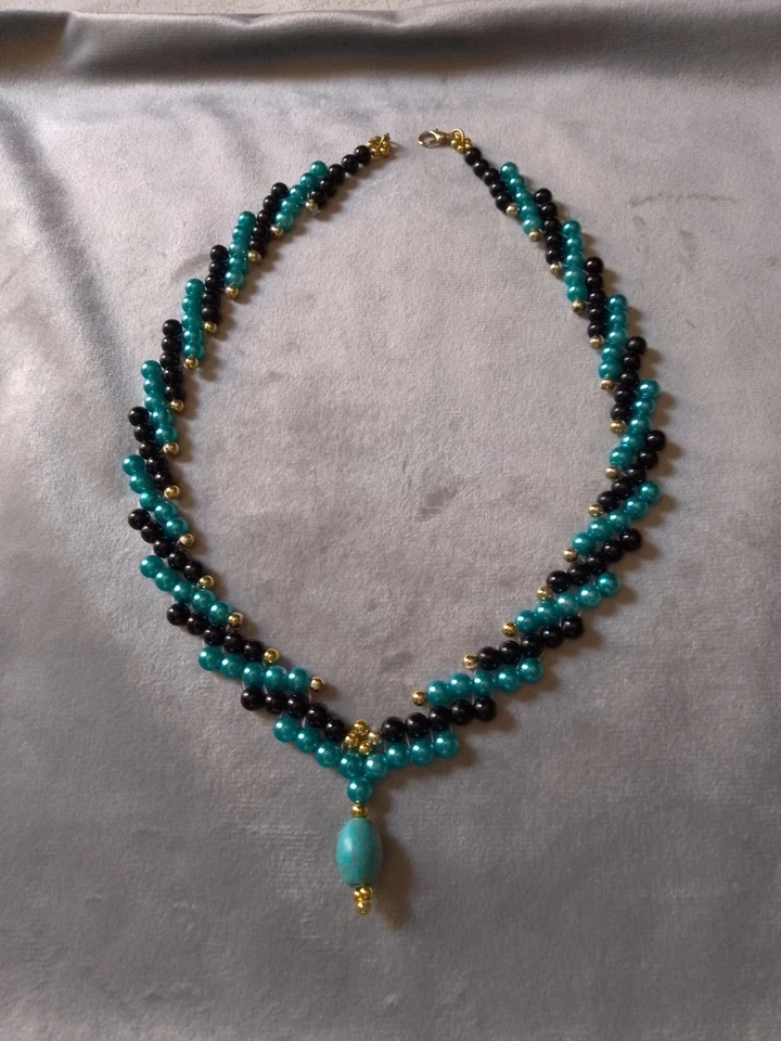 Collana Elegante Perle Nero Turchese Pendente Pietra Turchese Naturale  - Immagine 2 di 4
