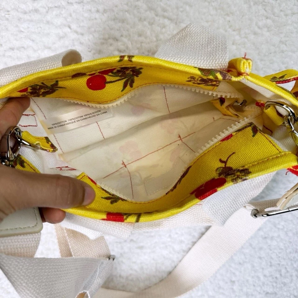 Bolso Mensajero Urban Outfitters BDG Amarillo Estampado Cereza  Foto 3 de 3