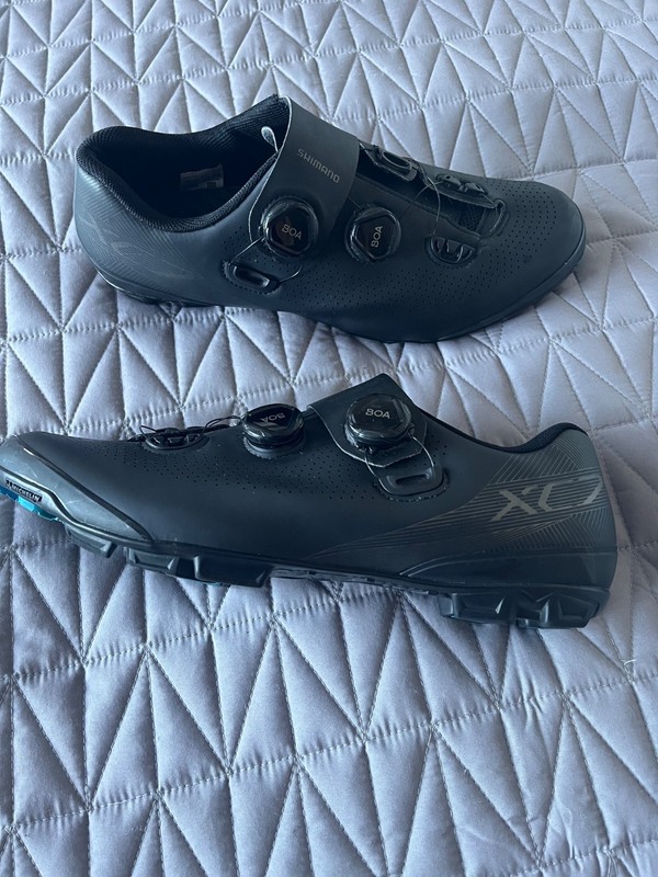 Shimano XC7 ultra lite carbon fibre cycling shoes with SDP cleats. Size 46