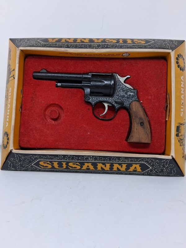 VINTAGE ANTIQUE TOY SUSANNA TOY WESTERN STYLE IN BOX FRAME TOY PISTOL