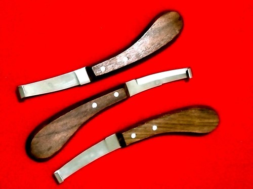 Hoof Knife Wooden Grip Chute Knife Grooming Hooves German Quality horse Right - Picture 4 of 9