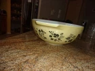 PYREX BOWL GOLDEN GOOSEBERRY 2 TABS 444 4 QUART & 28 ON BACK