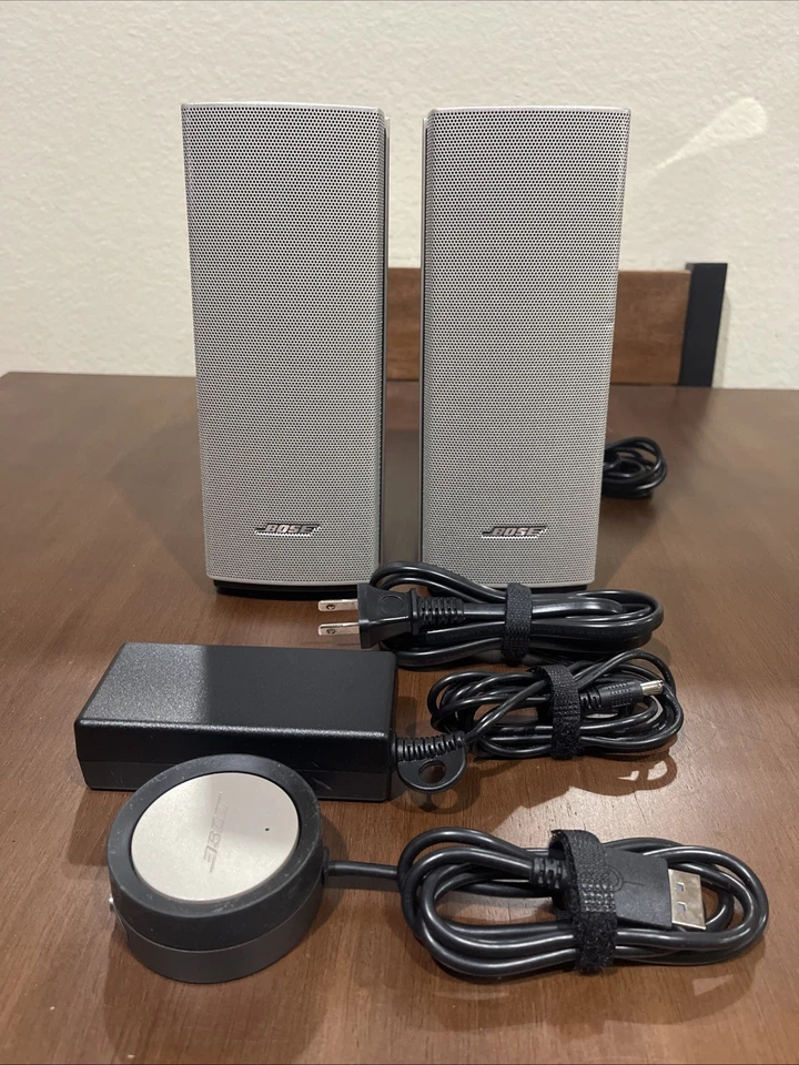 Bose Companion 20 Kabelgebundenes Lautsprechersystem Silber mit allen Kabeln.