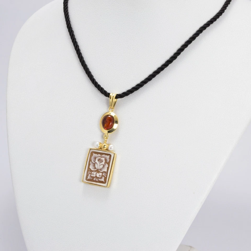 CIONDOLO IN ARGENTO 925 DORATO CON CAMMEO IN SARDONICO FIORI E AMBRA AGDV 0187 - Immagine 2 di 4