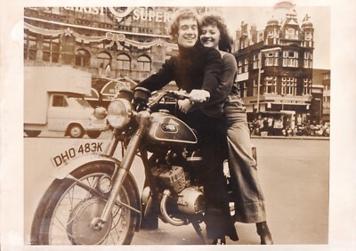 Original Press Photo actors Derek James & Jacquie Ann Carr in Grease 24.5.1973