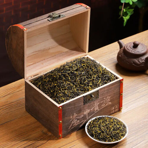 750 g Golden Jun Mei tè nero che nutre lo stomaco 陈一凡茶中贵族金骏眉红茶 木盒礼盒装 浓香养胃750 g - Foto 1 di 6