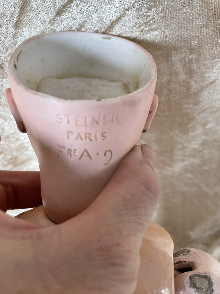 Poupée à tête de porcelaine STEINER marquée A-18 et signée Le Petit