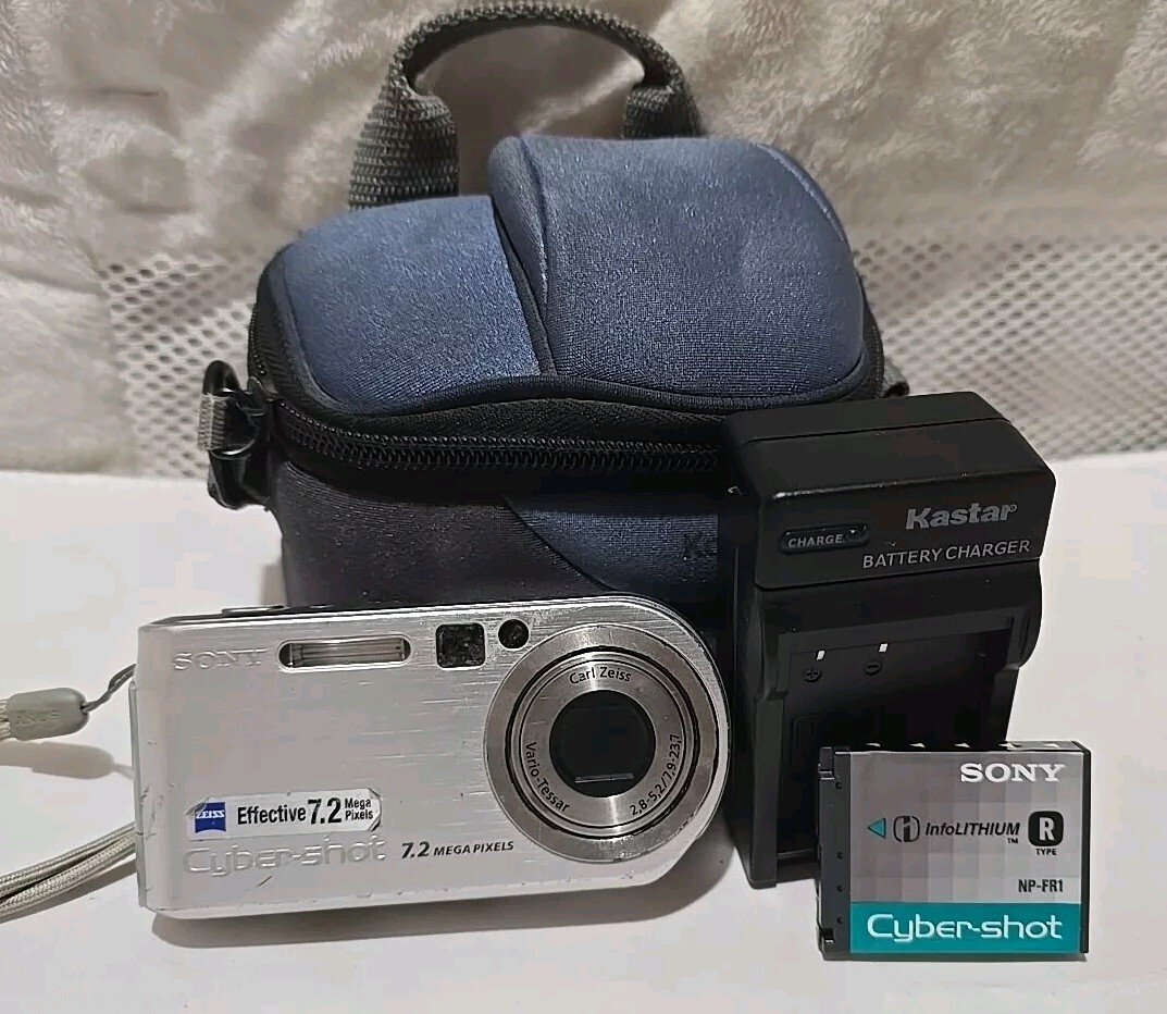 Sony Cyber Shot DSCP200 7.2MP Digital Camera Silver With Charger