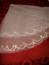 runder offwhite Brautschleier + Stickerei am Rand, 150 cm DM 