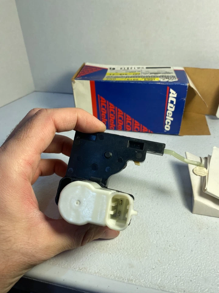 (1) OEM OE GM NOS ACDelco Rear Door Lock Actuator GMC Chevrolet Cadillac Left LH Foto 2 de 4