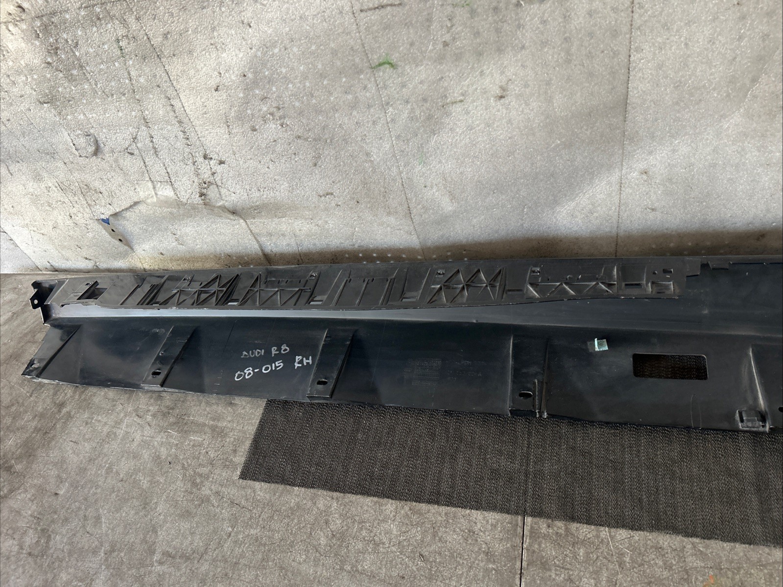 2008 - 2015 AUDI R8 RIGHT PASSENGER SKIRT ROCKER MOLDING PANEL OEM 420853856A