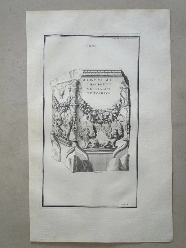 Urne röm. Grabstein Nekropole Flügellöwe Ornamente Montfaucon Kupferstich 1722 - Bild 2 von 2