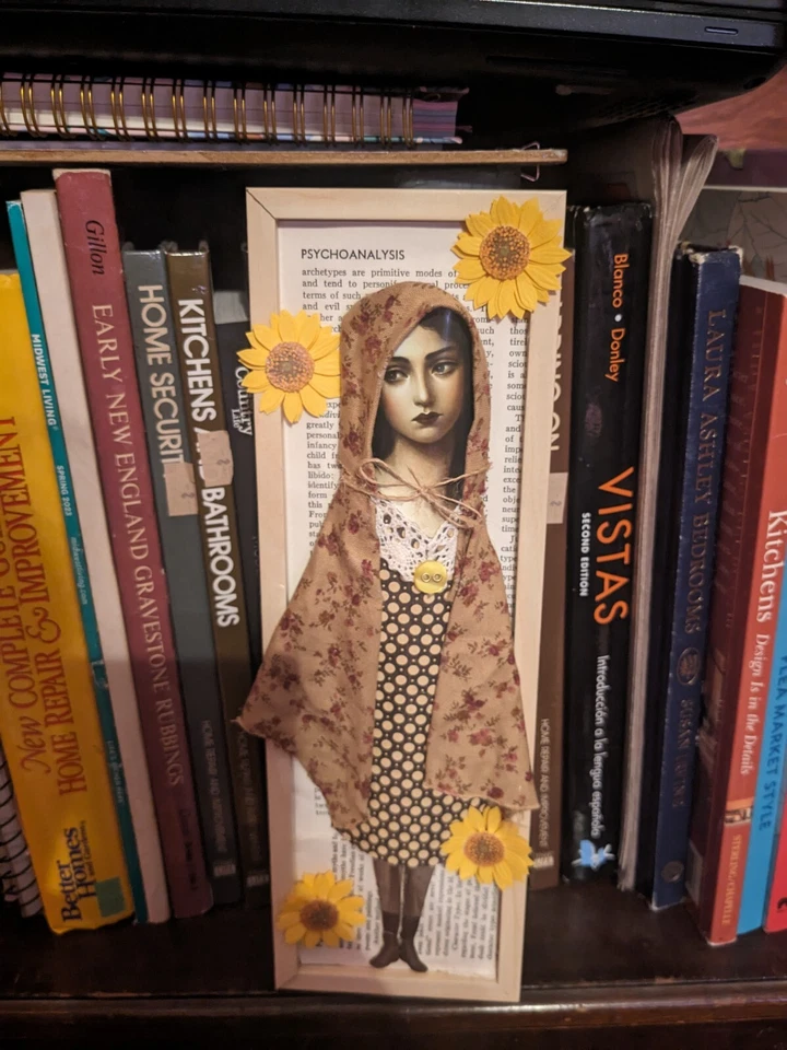 Arte de medios mixtos girasoles folclórico bruja leñosa gitana verano sol hallazgos primitivos Foto 2 de 3