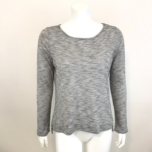 camiseta negra cuello barco