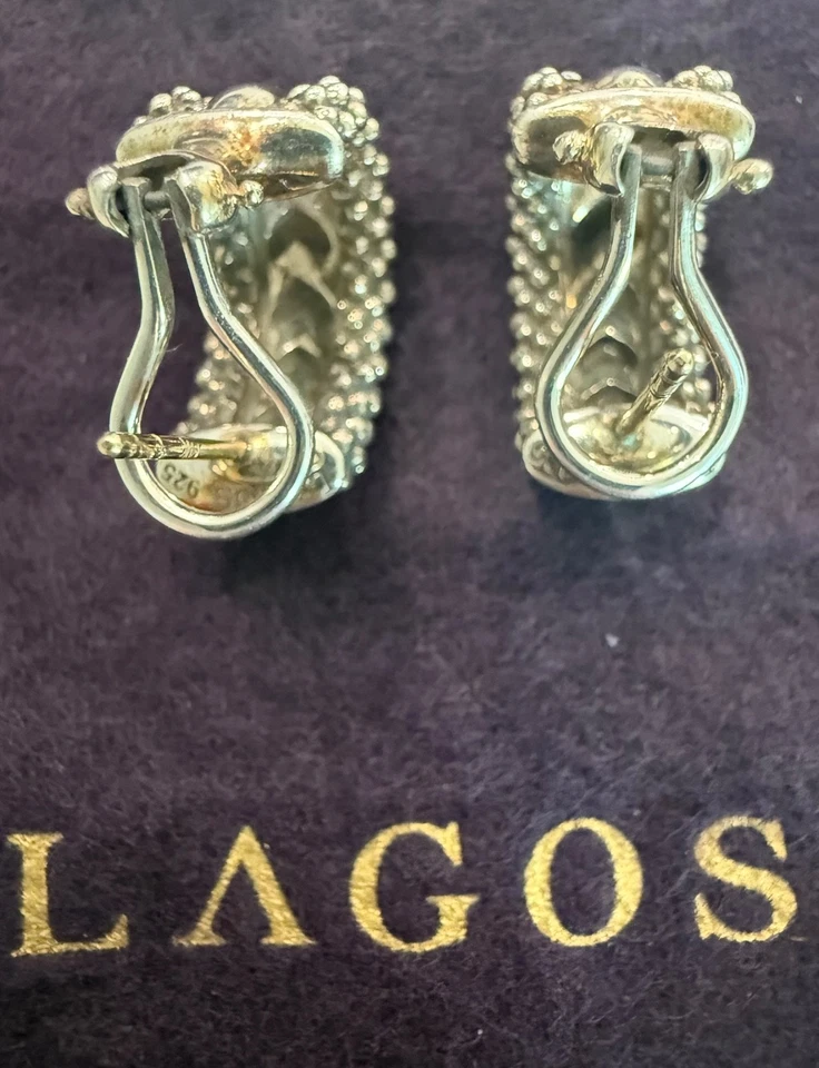 Pendientes de aro Huggie de plata con caviar de Lagos Signature Foto 3 de 4