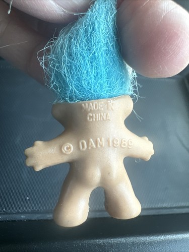 Bambola troll in miniatura vintage - capelli blu - 1" 1989 DAM - Foto 4 di 8