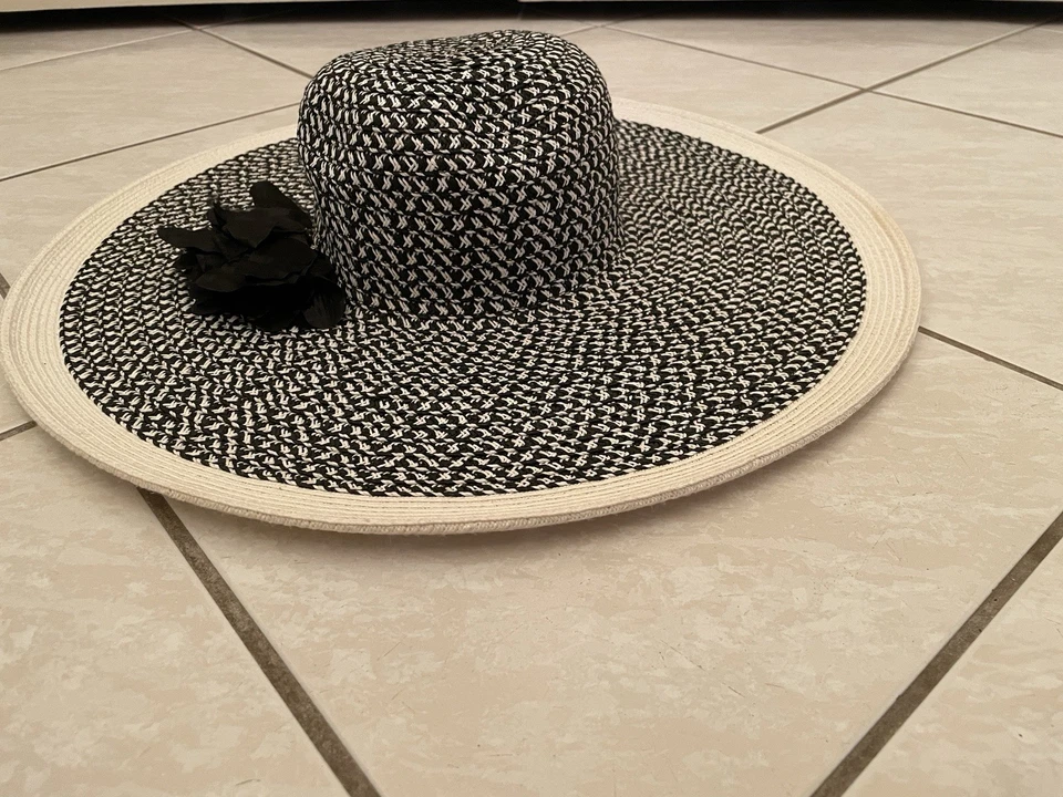 Nine West - Empacable Floppy Estampado Negro/Blanco con Flor Pin Damas Sombrero-Talla Única Foto 3 de 4