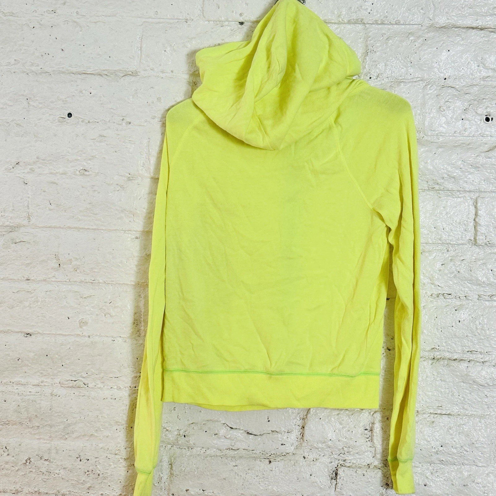 UNDERCOVER Giacca con cappuccio leggera Victoria's Secret rosa logo cuore giallo limone XS