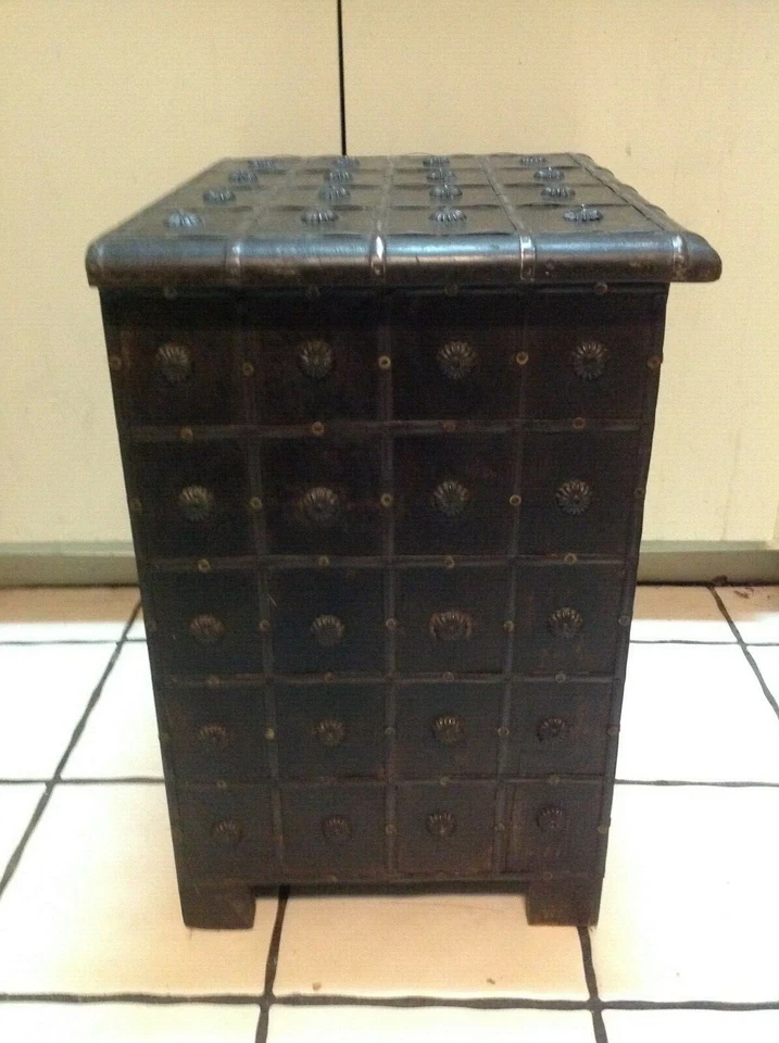 Mesa auxiliar vintage de madera maciza con 3 cajones Foto 2 de 4