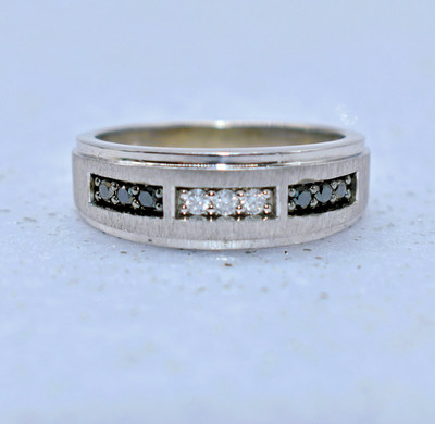 0.27 CT TW Treated Black & White Diamond 10 K White Gold Gent's Wedding Band