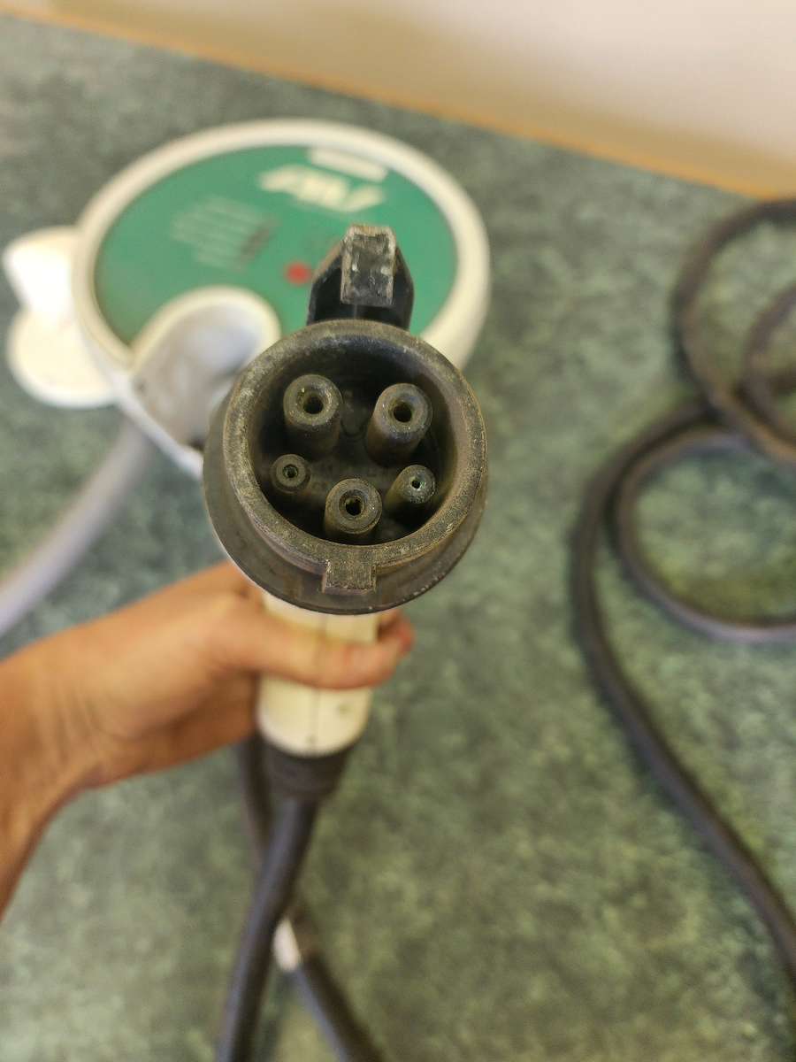 Illustration d’un véhicule électrique utilisé dans le contexte de la recharge de véhicule électrique pour sensibilisation et information.