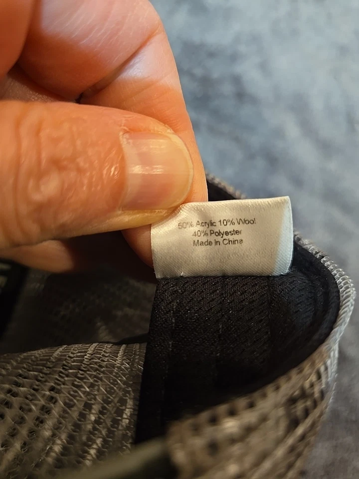 Gorra de béisbol de malla ajustable gris con patrón de peces YETI Foto 4 de 4