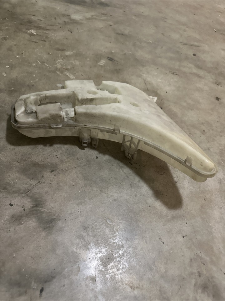 0612 BMW E90 328I 335I WINDSHIELD WIPER WASHER FLUID WATER RESERVOIR