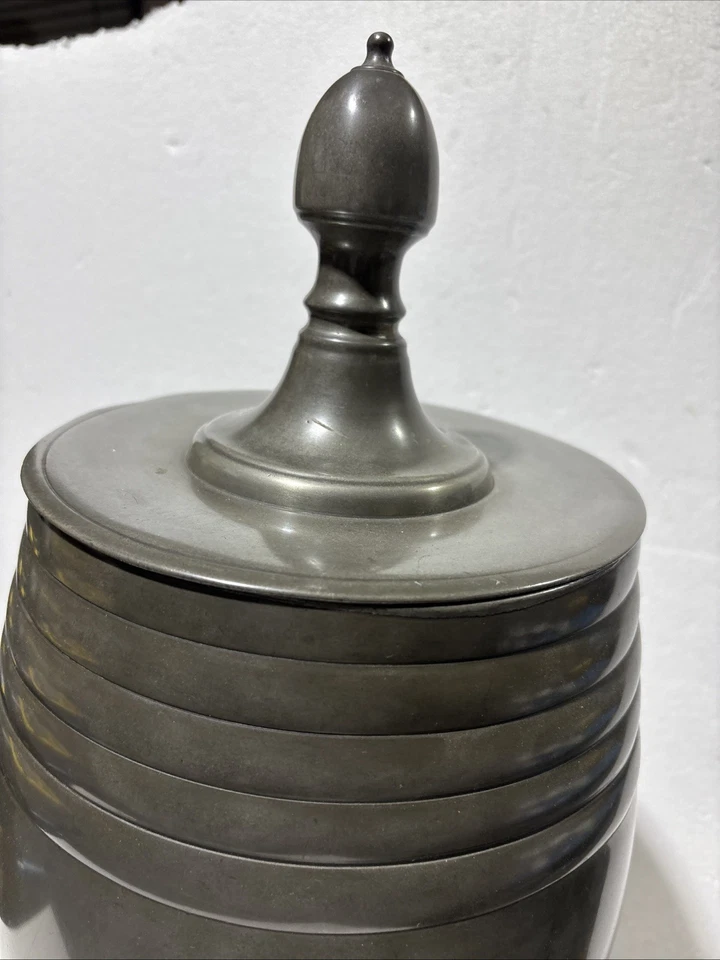 Antigua cisterna de pie de peltre del siglo XVIII con caño, lanzas y risa Foto 4 de 4