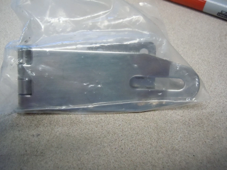 Cerraduras de candado de esquina - McMaster-Carr Hasp 3-1/4" x 1-3/16" x 1/16" brazo, 304 SS Foto 2 de 3