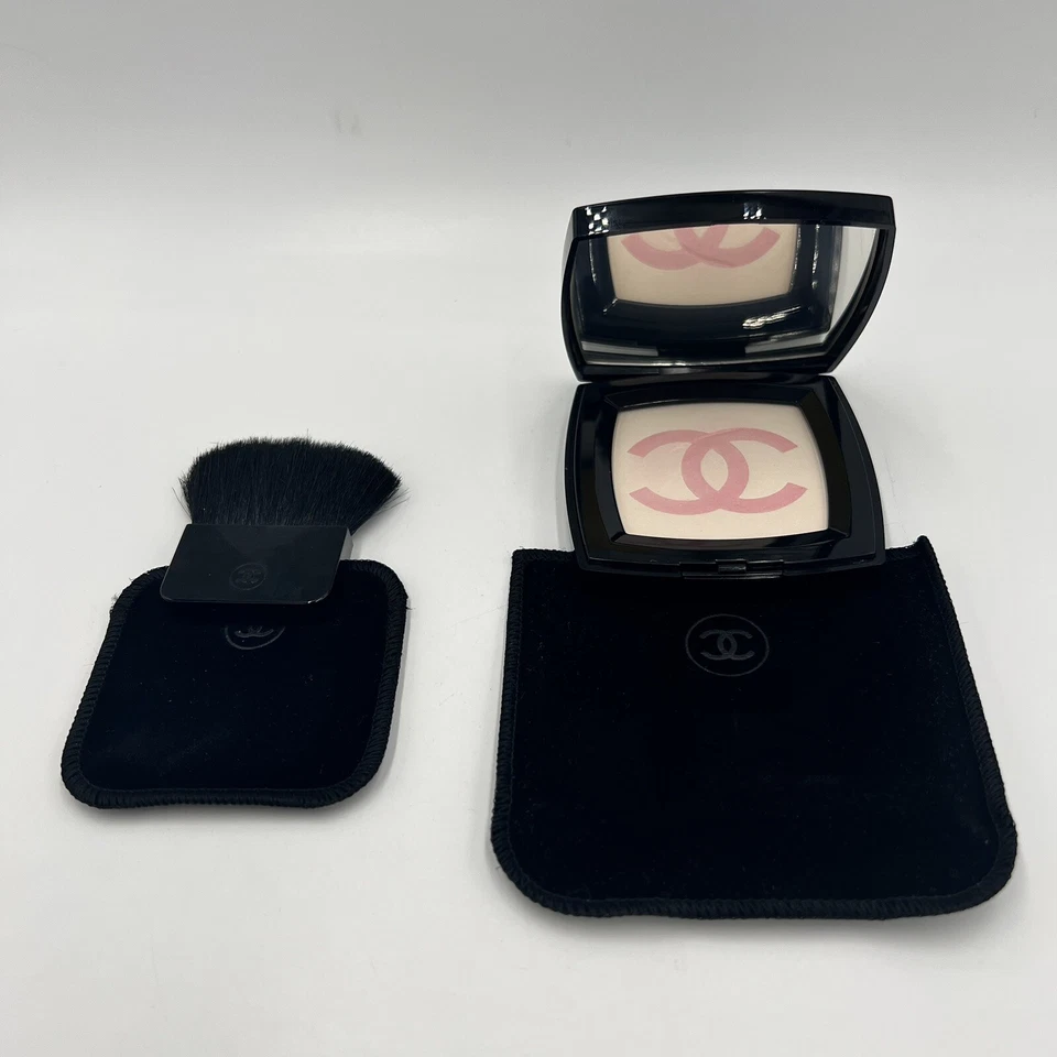 Pó Iluminador CHANEL So Chanel ROSE PERLE para Rosto e Decollete 0,49 oz - Imagem 2 de 4