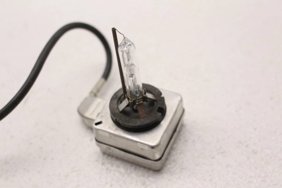 OSRAM XENARC XENON HID HEADLIGHT LIGHT BULB 4300K 66144 D1S 35W GERMANY OEM - Image 3 of 4