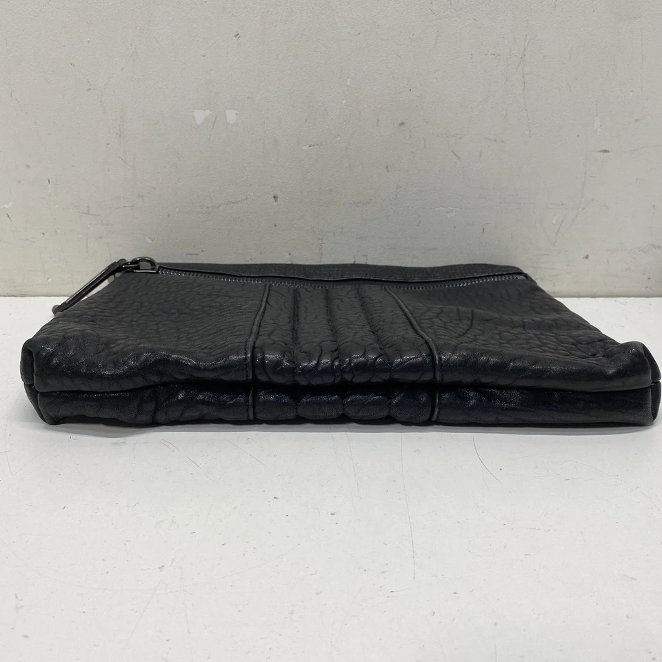 Bolso de mano Allsaints de cuero de cordero negro con textura Foto 3 de 4