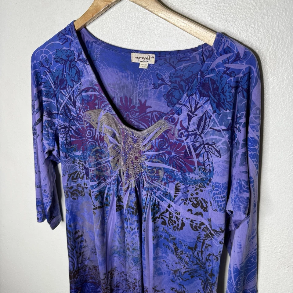 Camiseta One World roxa decote em V enfeitada elástica boho túnica feminina GG artística - Imagem 2 de 4
