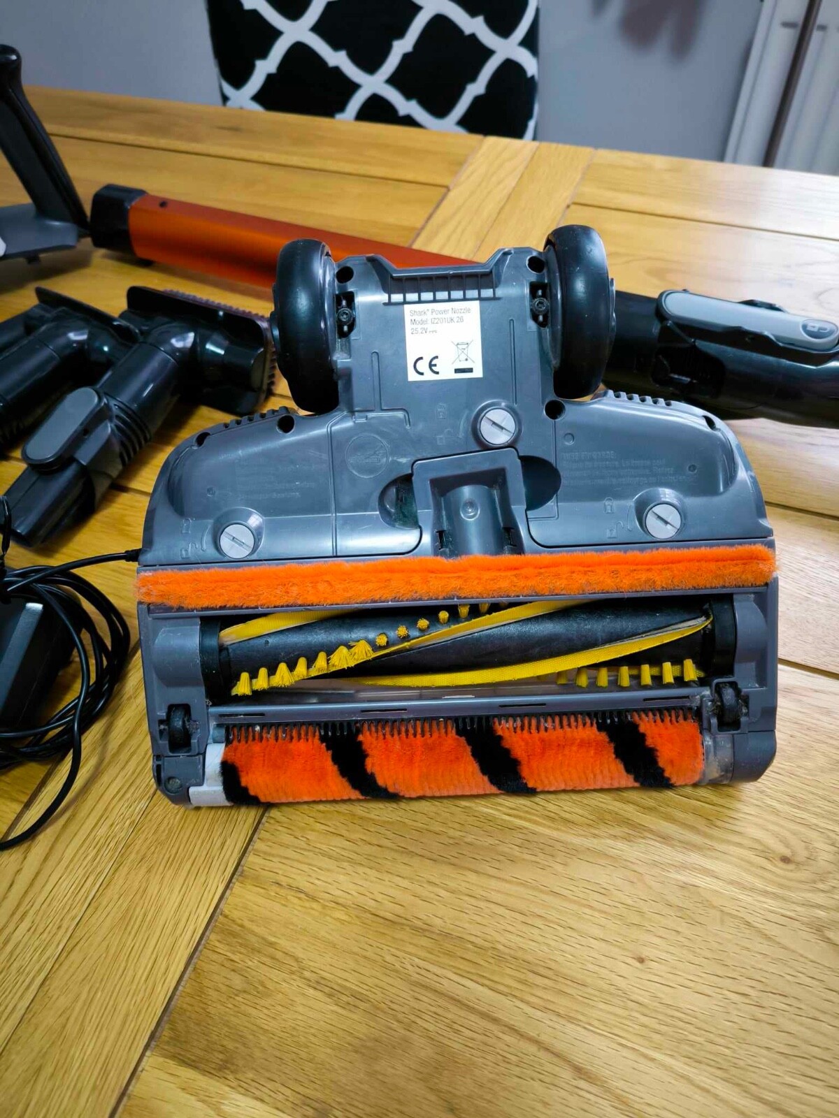 Shark Cordless Stick Vacuum Cleaner with Anti Hair Wrap Orange, IZ201UK