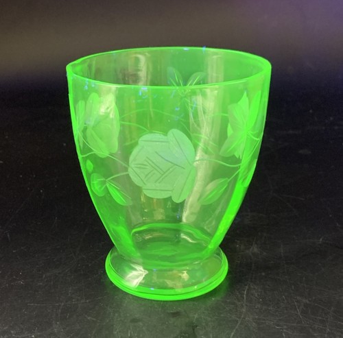 Uranglas Becher; Schliff Blumen; UV-Aktiv Grün; D8/5.5cm, H9.5cm, 130g;