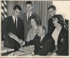 1964 Press Photo Mayor Victor Schiro honors leaders of the Valencia Club
