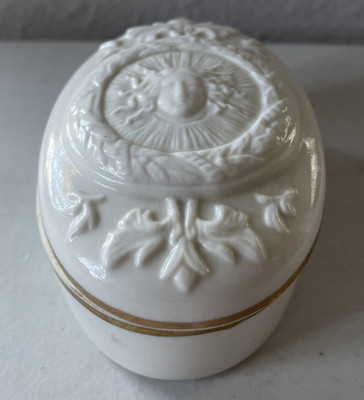 Vintage PALAIS DE VERSAILLES ELIZABETH ARDEN Gold Cream Oval Powder Trinket Box