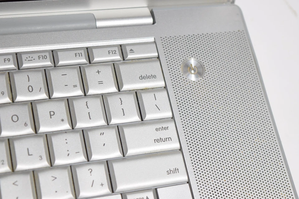 Apple A1212 MacBook Pro 17" Laptop Tested 2.33ghz 2GB 160GB 10.6.8 Mac - Image 4 of 4