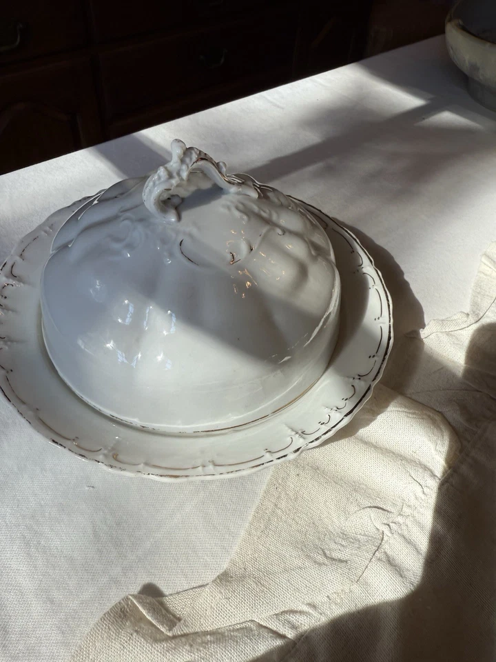 Antigo prato de manteiga Theodore Haviland Limoges redondo coberto branco com acabamento dourado - Imagem 3 de 4